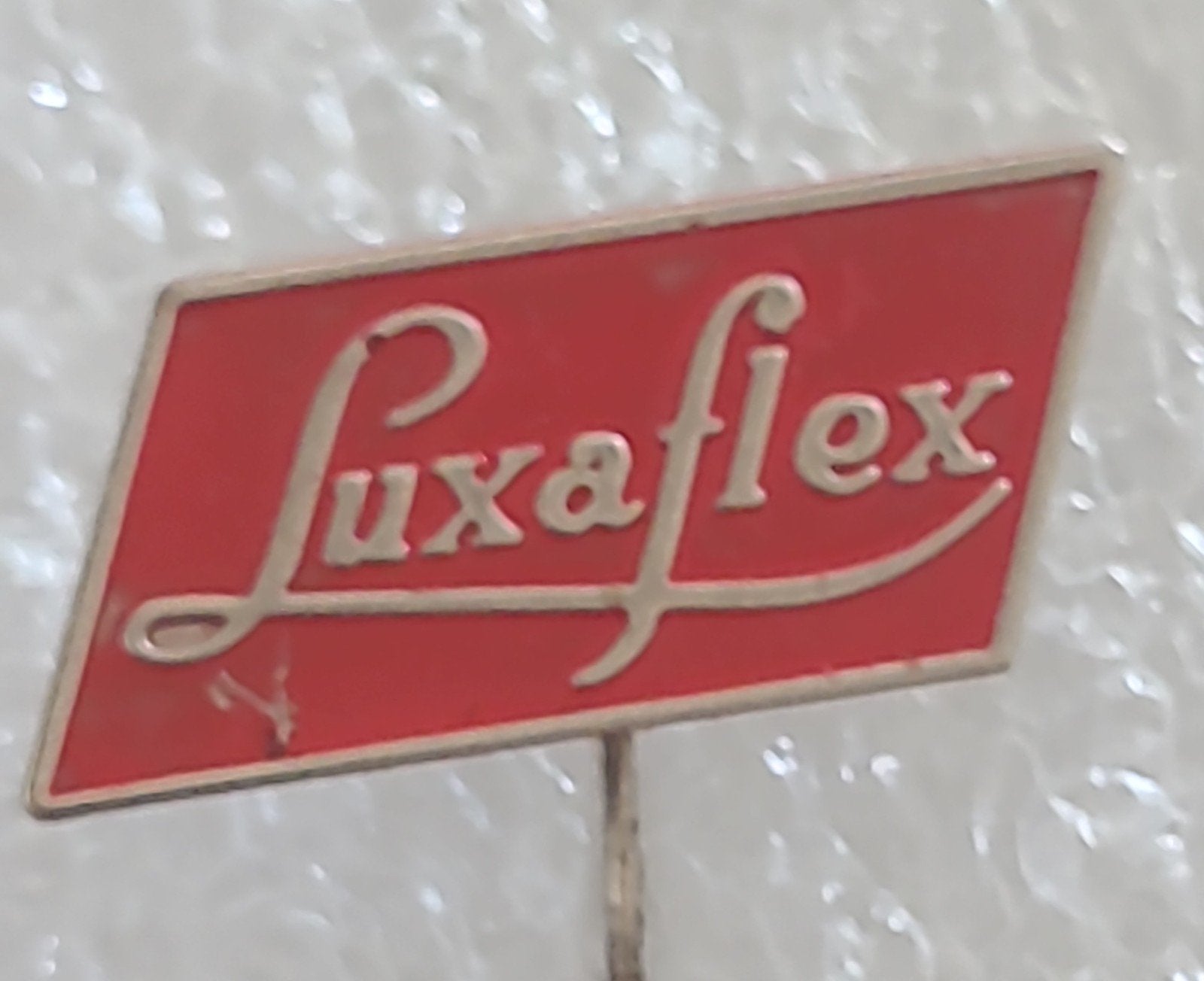 Vintage Luxaflex speldje - Rood met goudkleurige letters, Verzenden, Gebruikt, Merk, Speldje of Pin