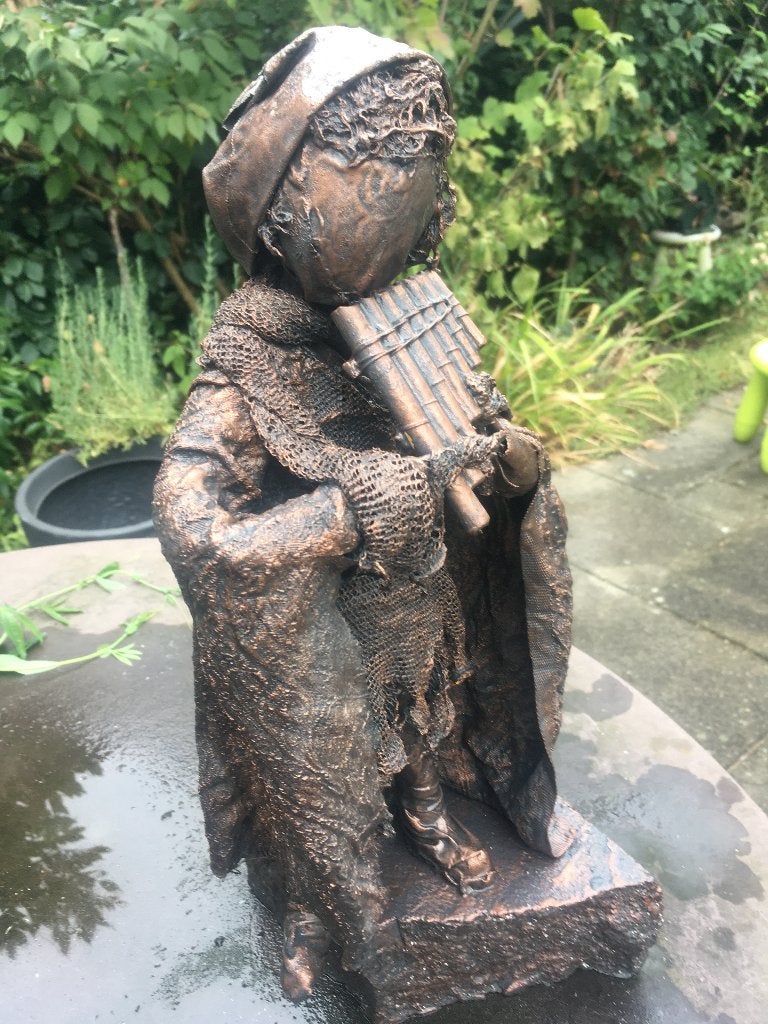 mooi beeld zwever met panfluit koper gloed kleed, Ophalen, Overige onderwerpen, 20 - 50 cm, Beeld