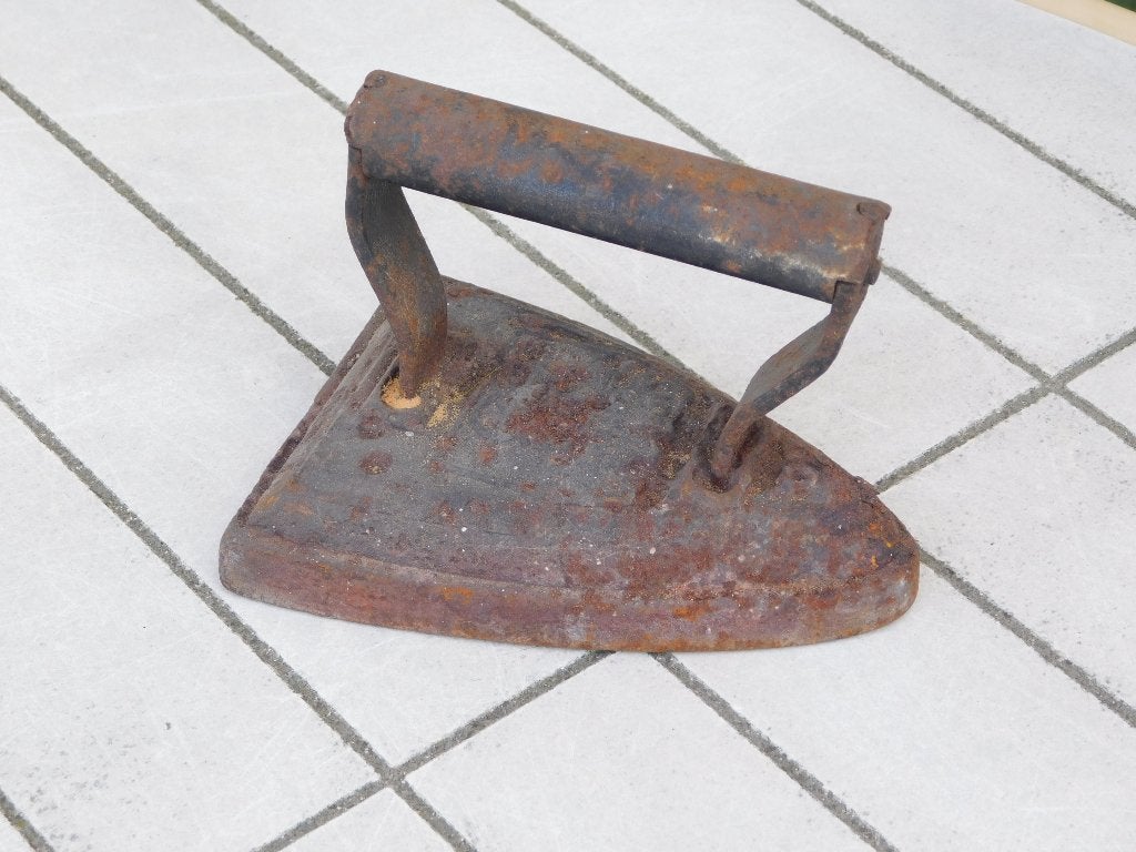ANTIEK EN ORIGINEEL IJZEREN STRIJKIJZER. Fraai!, Antiek en Kunst, Antiek | Gereedschap en Instrumenten, Ophalen of Verzenden