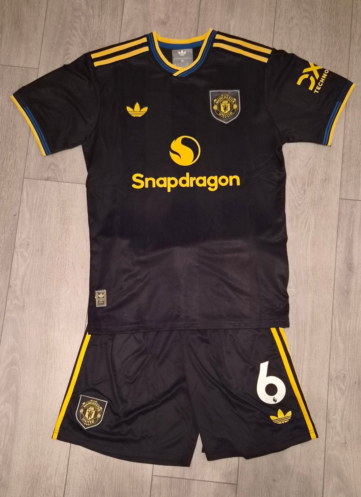 Manchester United 3e shirt 25/26 Martinez #6 Maat XL, Maat XL, Ophalen of Verzenden, Nieuw, Set
