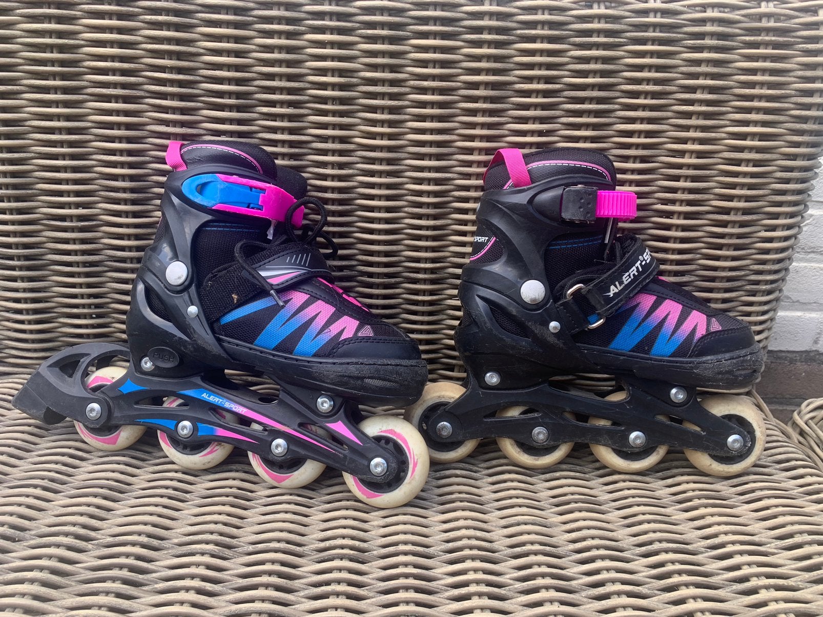 Skeelers maat 31-34 + beschermingset, Sport en Fitness, Skeelers, Kinderen, Inline skates 4 wielen, Ophalen, Overige merken