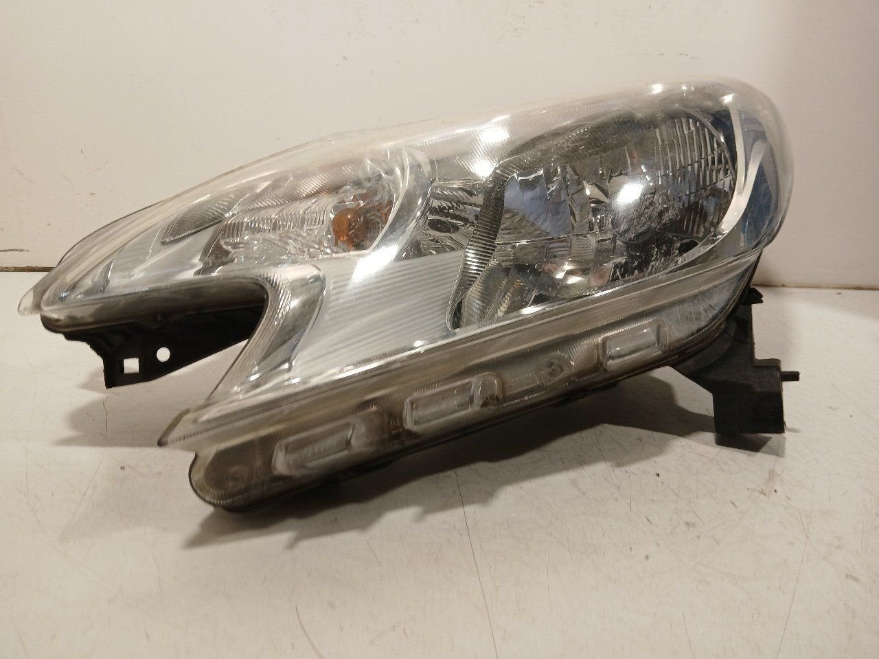 Koplamp links Nissan Note, Auto-onderdelen, Verlichting, Onderdelen@venauto.nl, Van der Ven Autorecycling B.V., Gebruikt, Ettenseweg 76, 4706 PB Roosendaal, The Netherlands