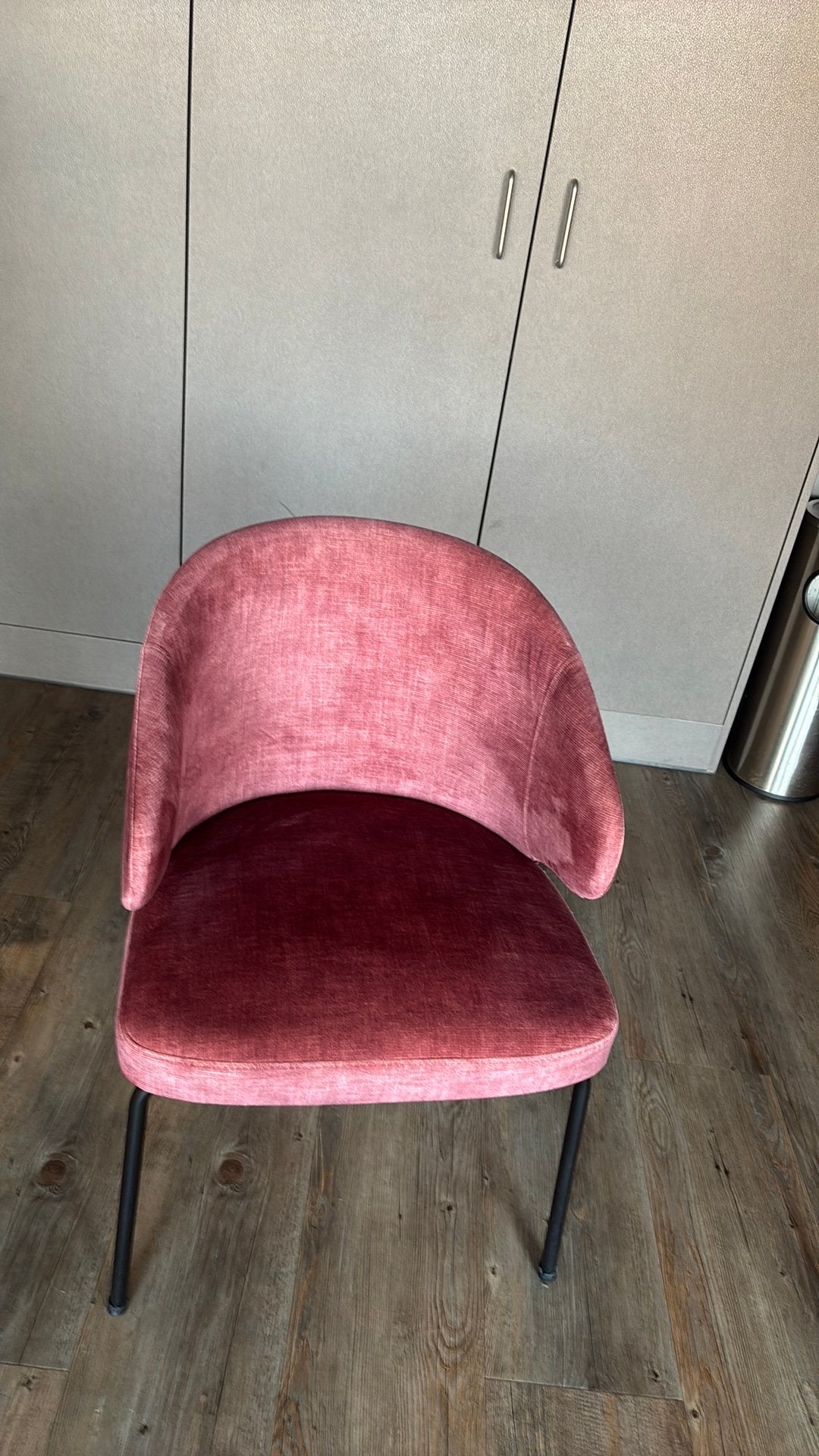 Mooi velvet stoel donker roze, Ophalen of Verzenden, Zo goed als nieuw, Overige kleuren, Eén