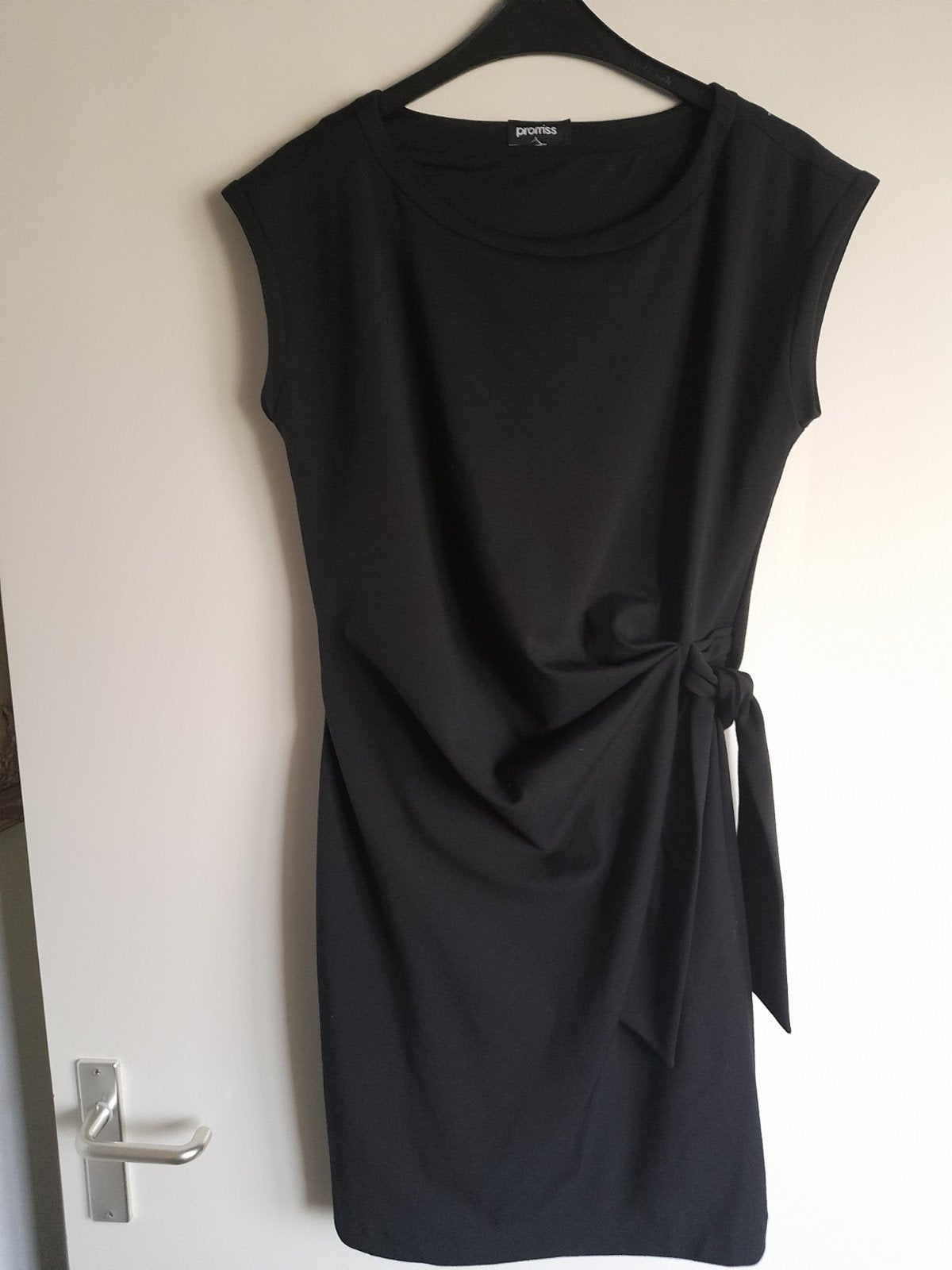 dames jurk mt M promiss zwart, Kleding | Dames, Maat 38/40 (M), Promiss, Ophalen of Verzenden, Zo goed als nieuw