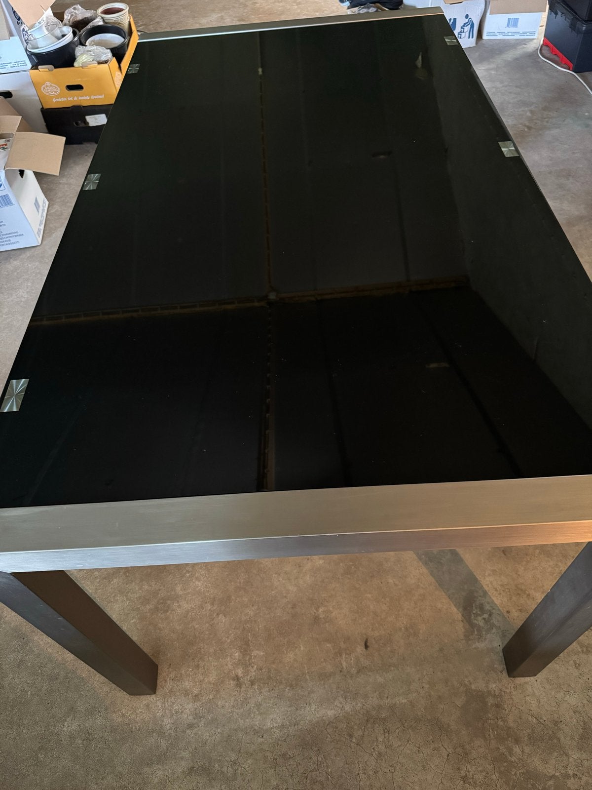 Moderne eettafel met hoogglans glasplaat en metalen onderste, Huis en Inrichting, Tafels | Eettafels, Ophalen, Gebruikt, 50 tot 100 cm