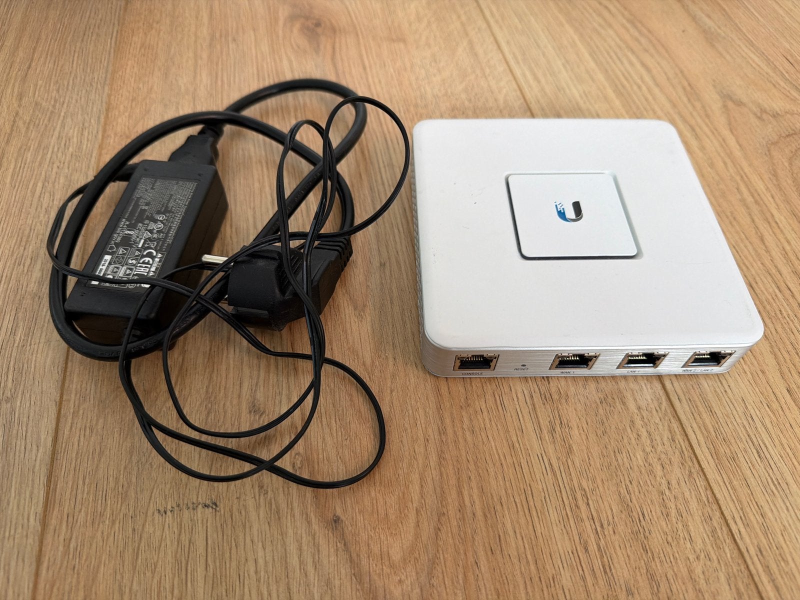 Ubiquiti UniFi Security Gateway (USG) met adapter, Ophalen of Verzenden, Gebruikt, Router