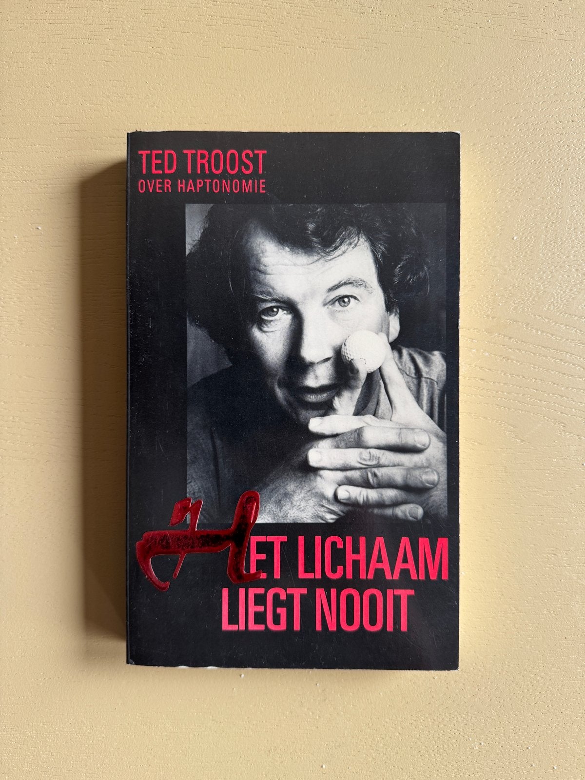 Ted Troost - Het Lichaam Liegt Nooit (Over Haptonomie), Boeken, Ophalen of Verzenden, Gelezen, Overige onderwerpen