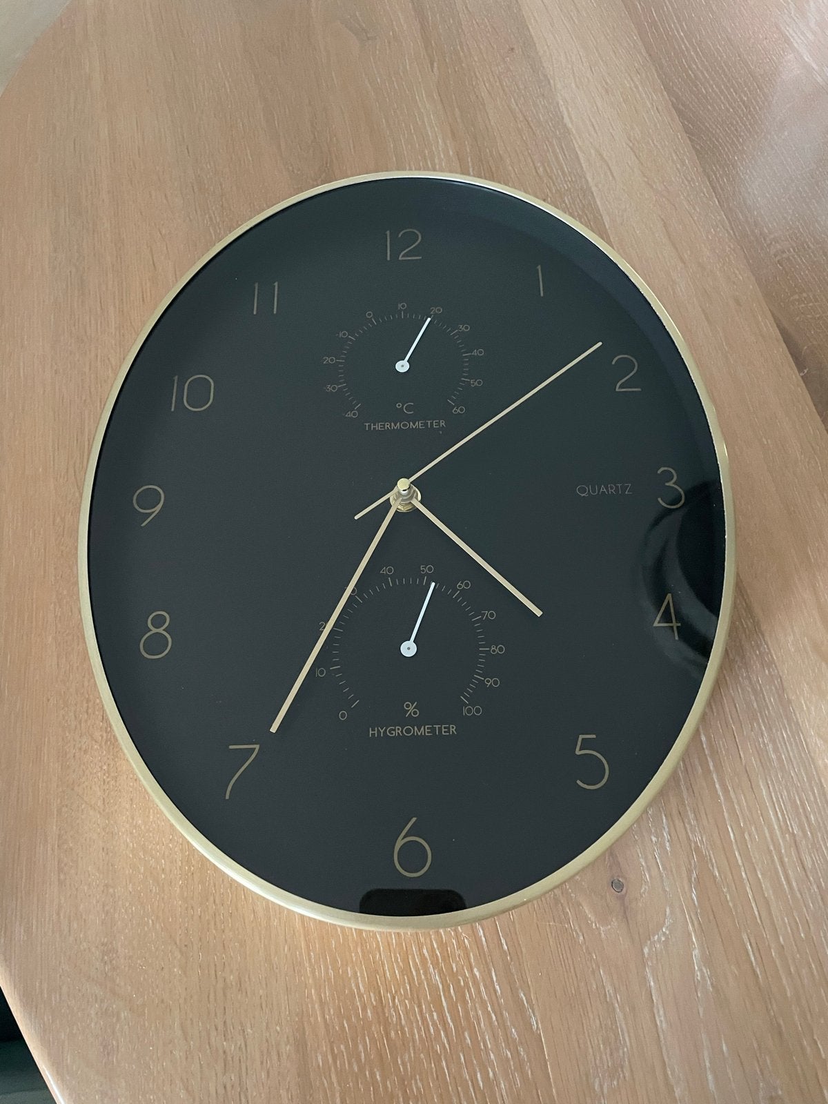 Moderne wandklok met thermometer en hygrometer, Goud, Wandklok, Analoog, Ophalen of Verzenden