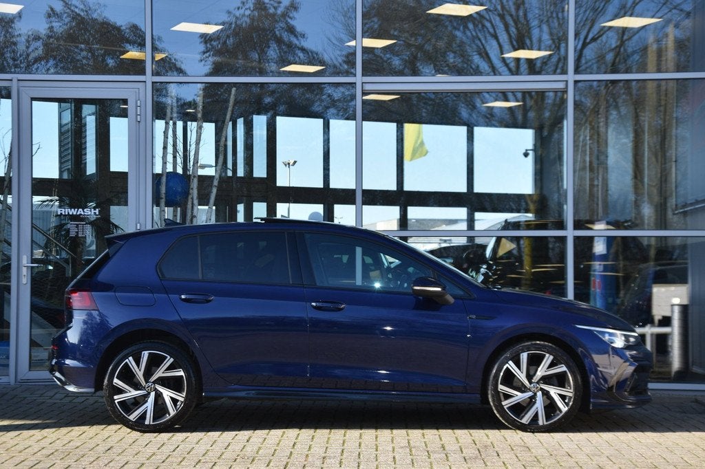 Volkswagen Golf 1.5 eTSI R-Line DSG Pano Matrix LED Camera A, Auto's, Volkswagen, 4 cilinders, 150 pk, Blauw, Alcantara