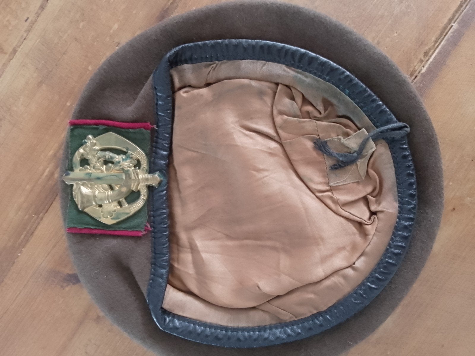 Baret Limburgse Jagers - Origineel Militair Hoofddeksel, Ophalen of Verzenden, Landmacht, Nederland, Helm of Baret