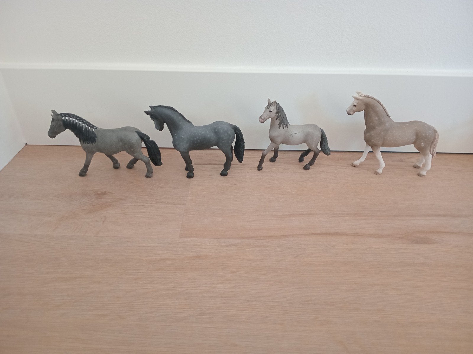 4 grijze schleich paarden, Ophalen of Verzenden, Zo goed als nieuw