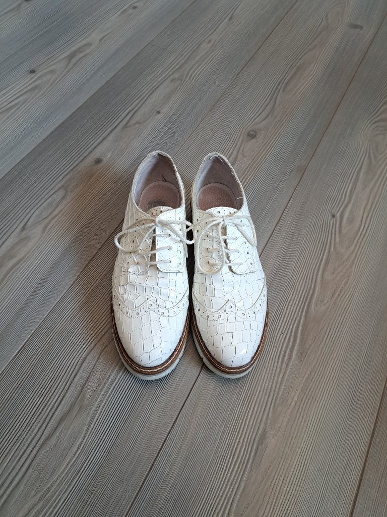 Van Dael witte lak croco veterschoenen, maat 39. Nieuwstaat!, Lage of Enkellaarzen, Ophalen of Verzenden, Zo goed als nieuw, Wit