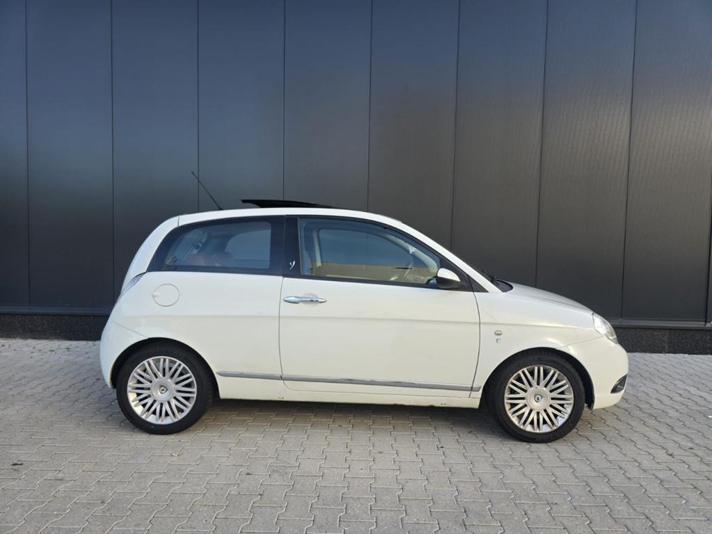 Lancia Ypsilon 1.4 16V 2009 Wit nieuw apk, Voorwielaandrijving, 15 km/l, 40 €/maand, Wit