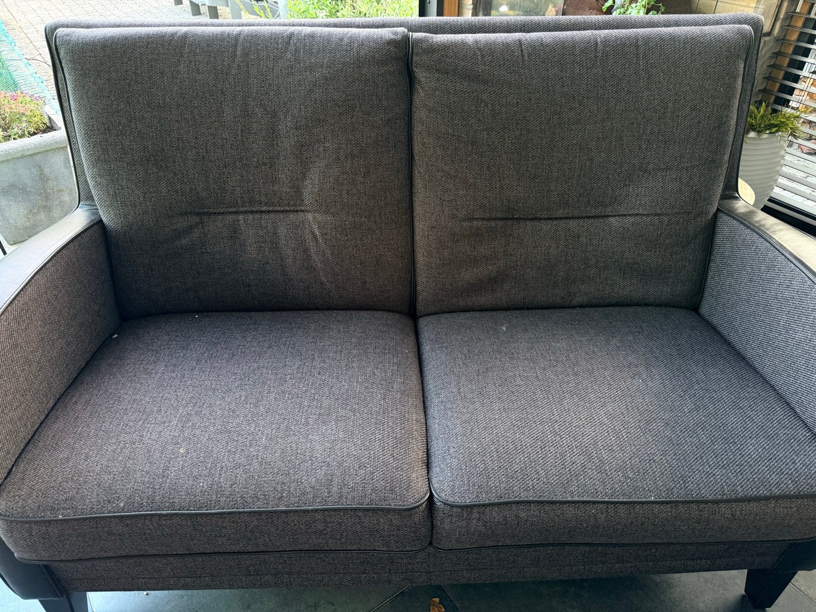 Comfortabele 2-zitsbank in grijs met leren armleuningen, Ophalen, Gebruikt, 150 tot 200 cm, Tweepersoons
