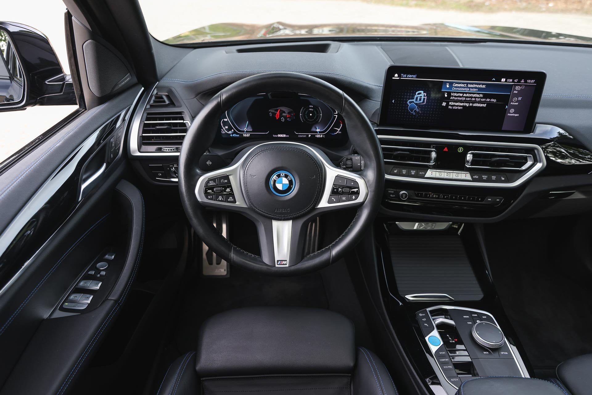 BMW iX3 High Executive / Sportstoelen / Comfort Access / Ada, Auto's, Achterwielaandrijving, Gebruikt, 750 kg, Met garantie (alle)