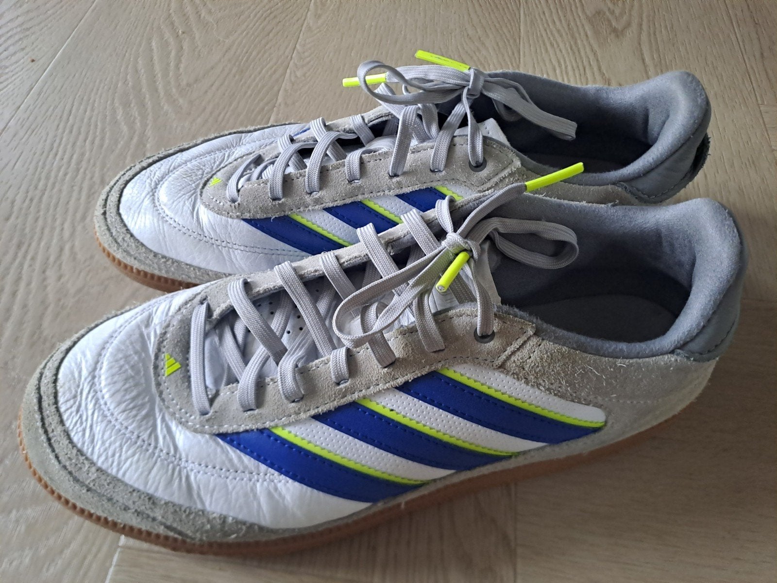 Gymschoenen Adidas Sportschoenen Maat 42 - Wit/Blauw/Geel, Wit, Ophalen of Verzenden, Sneakers of Gympen, Adidas