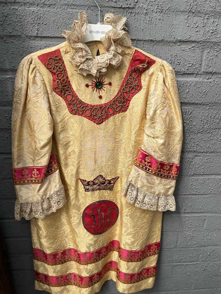 Antiek processiekleed (Kind Jezus van Praag) met Rijksappel, Antiek en Kunst, Ophalen of Verzenden