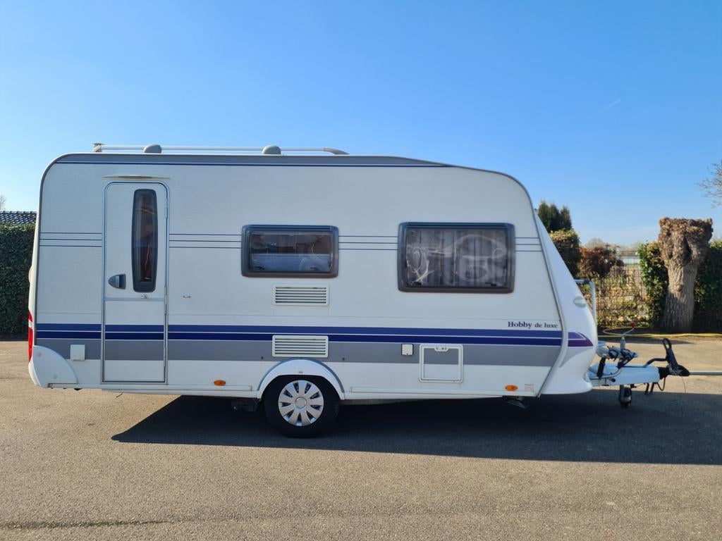 Hobby de Luxe 440 SF (incl. stallingsmogelijkheid), Caravans en Kamperen, Hobby, Bedrijf, Treinzit, Dwarsbed