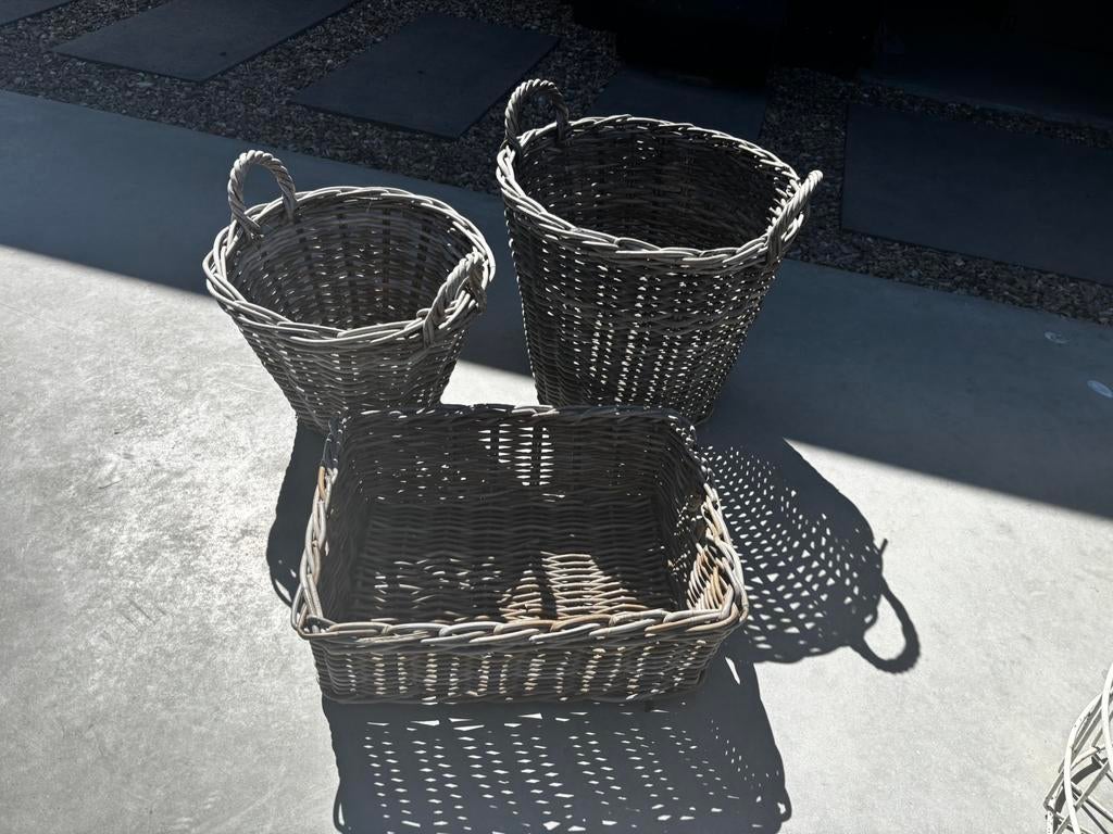 3 grote rieten manden. 2x bloempot en 1 tijdschtiften mand., Ophalen of Verzenden, Zo goed als nieuw, Rond, Riet