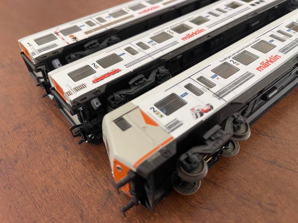 ** NIEUWSTAAT ** Märklin ** 3x STAND / PERSONENRIJGEN **, Hobby en Vrije tijd, Modeltreinen | H0, Wisselstroom, Wagon, Ophalen of Verzenden