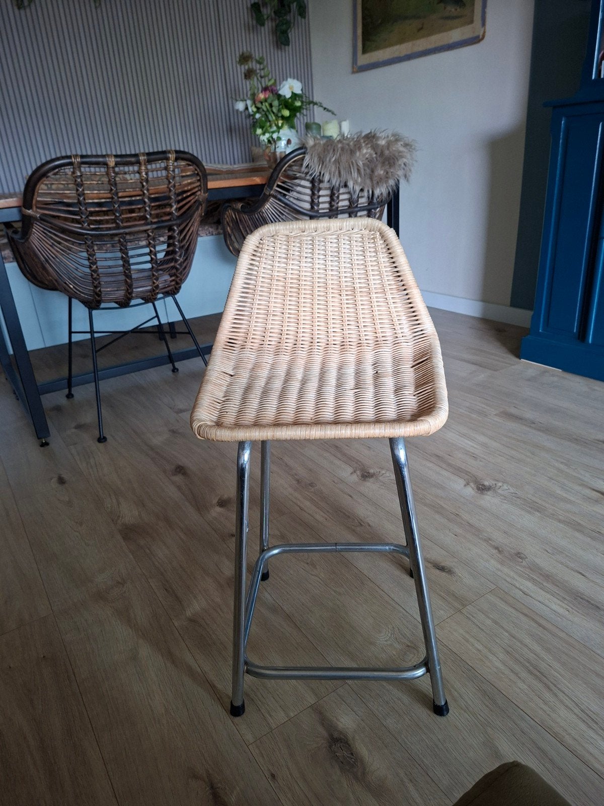 Rohe Noordwolde rotan en metalen barkruk, Huis en Inrichting, Barkrukken, Ophalen, Gebruikt, 60 tot 90 cm, 1 kruk