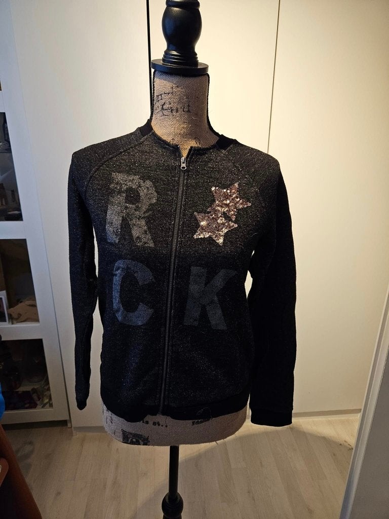 Zwart vestje met 'ROCK' opdruk en pailletten maat 158, Kinderen en Baby's, Kinderkleding | Maat 158, Gebruikt, Meisje, Trui of Vest