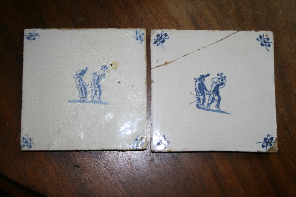 2 antieke 18e-eeuwse tegels met kinderspelen, Antiek en Kunst, Ophalen of Verzenden