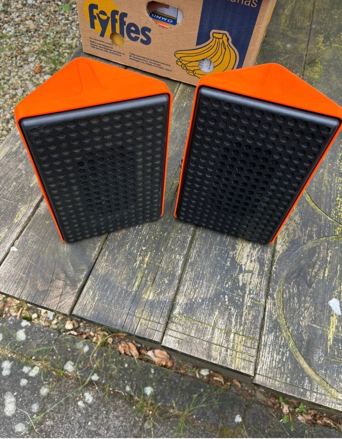 2 oranje luidspreker boxen