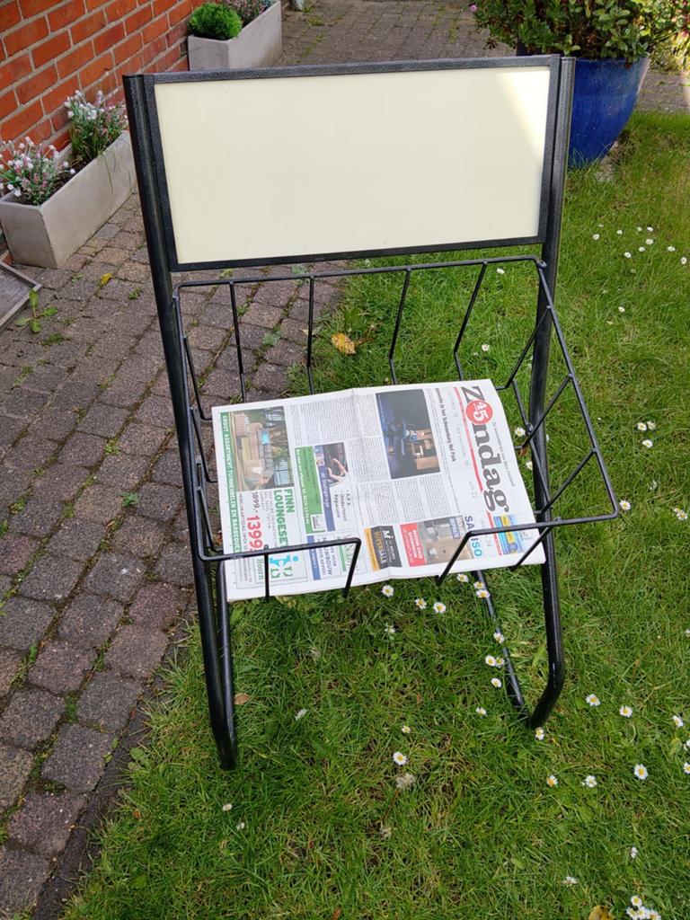 Retro metalen display - kranten-folderrek met mand., Ophalen, Gebruikt
