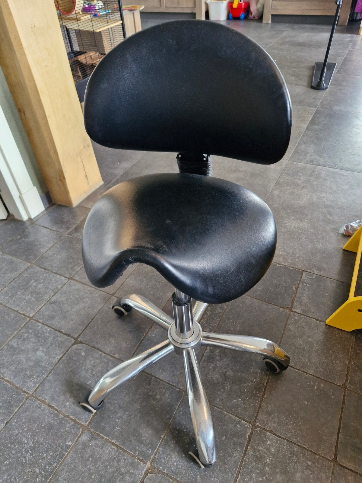 Zwarte ergonomische zadelkruk met rugleuning, Ophalen, Gebruikt, Zwart, Bureaukruk