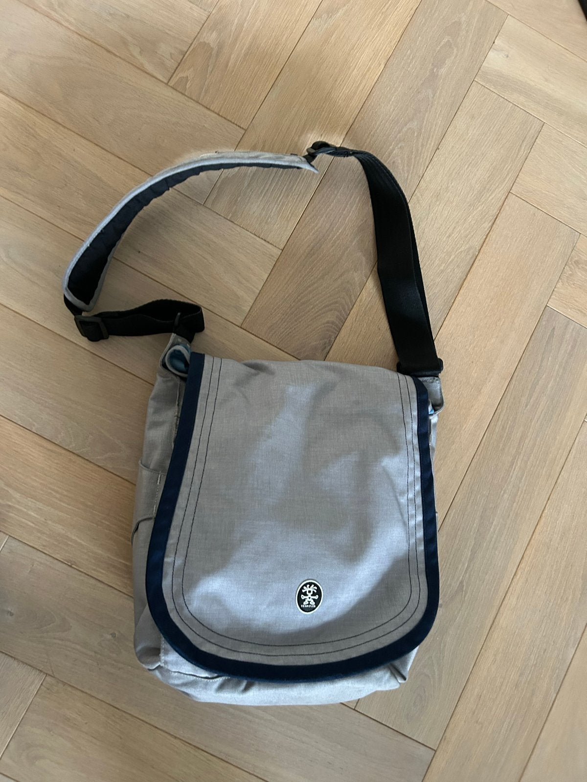 Crumpler laptoptas - Grijs met blauwe accenten (41x37 cm), Gebruikt, Gevoerd laptopvak, Grijs, Ophalen of Verzenden