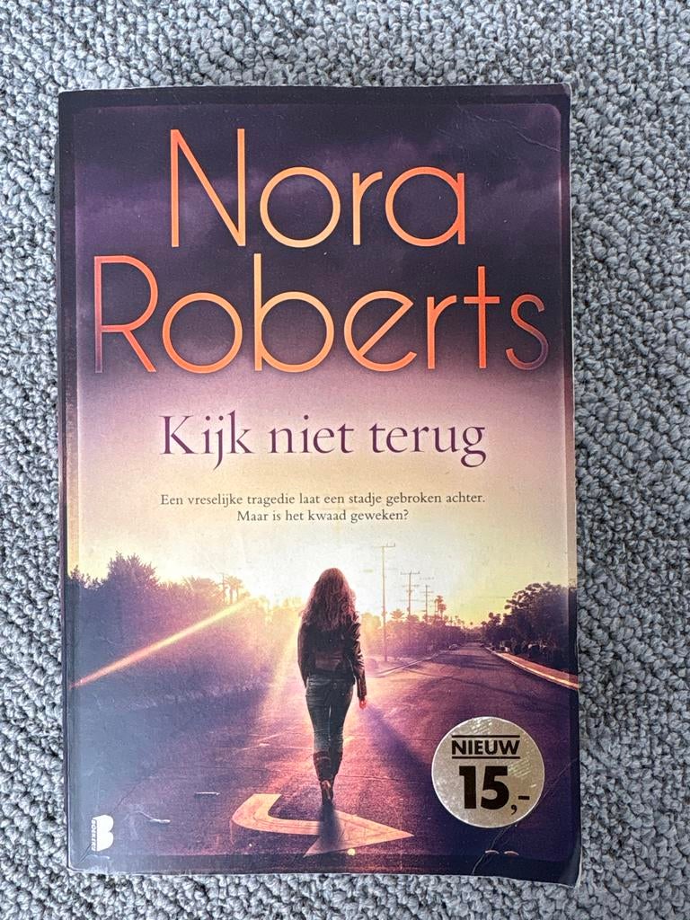 Nora Roberts - Kijk niet terug (Paperback), Ophalen of Verzenden, Gelezen, Nederland