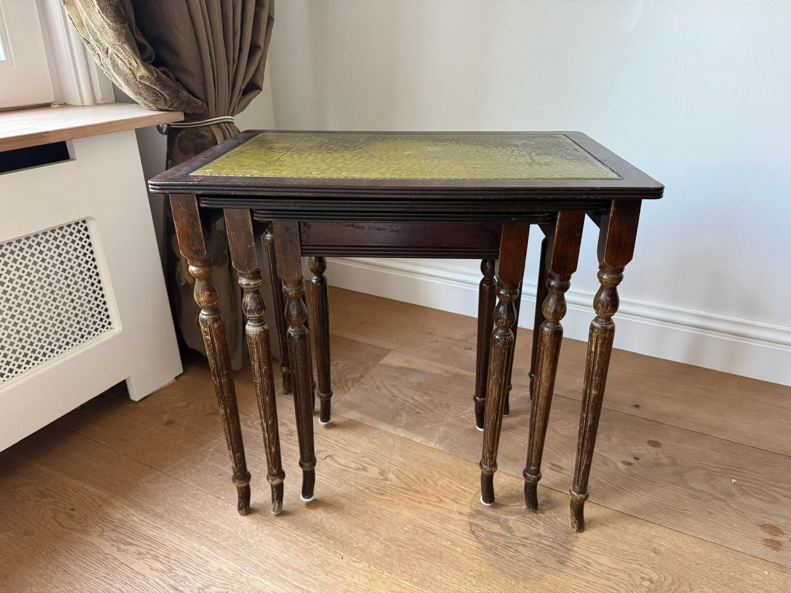SUITE OF 3 NESTING TABLES IN WOOD AND GREEN LEATHER, Antiek en Kunst, Ophalen