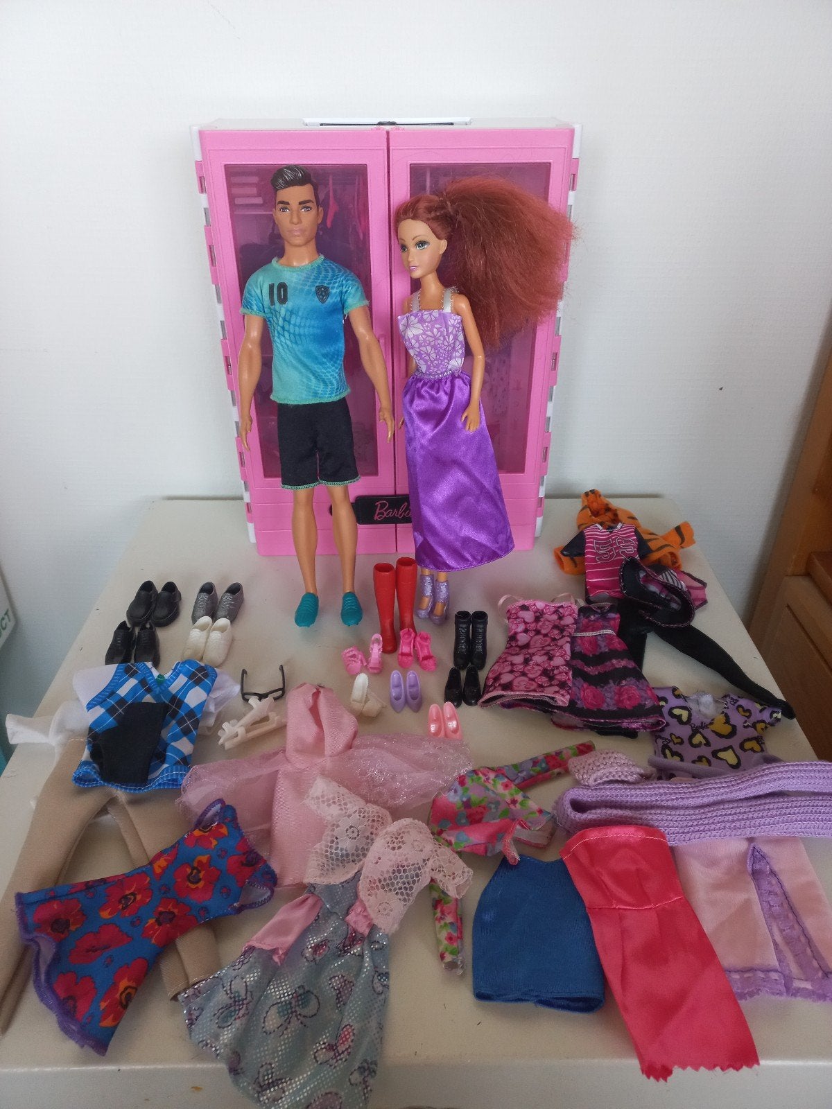 Barbie kledingkast met Barbie, Ken en accessoires, Ophalen of Verzenden, Gebruikt, Barbie