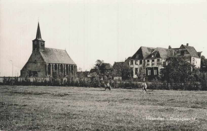 Oude Ansichtkaart Heenvliet Dorpsgezicht Kerk en Huizen 1966, Ophalen of Verzenden, 1960 tot 1980, Gelopen, Zuid-Holland
