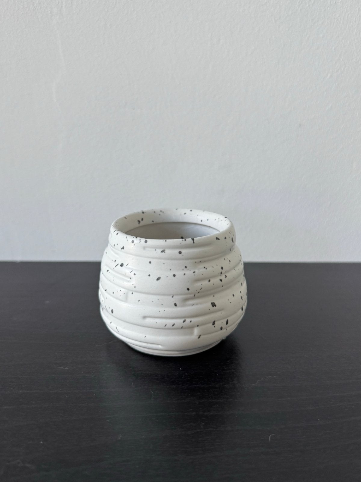Witte keramische pot met spikkels - Handgemaakt, Porselein of Keramiek, Rond, Pot of Kruik, Ophalen of Verzenden
