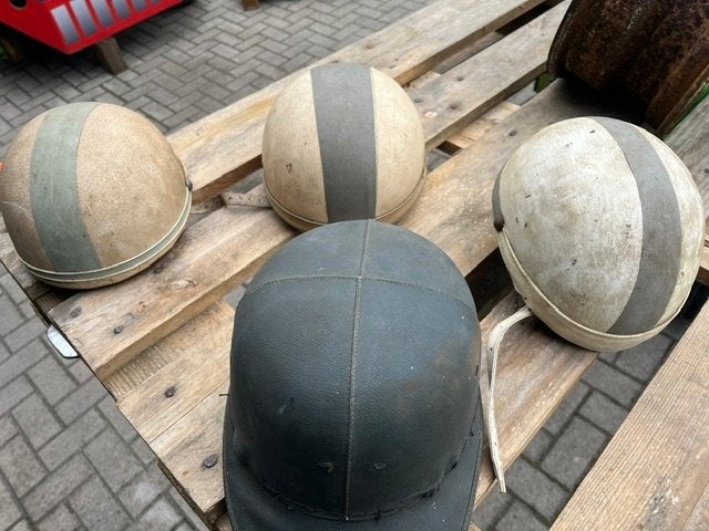 4 oude brommer helmen te koop, Fietsen en Brommers, Brommerhelmen, Ophalen, Gebruikt