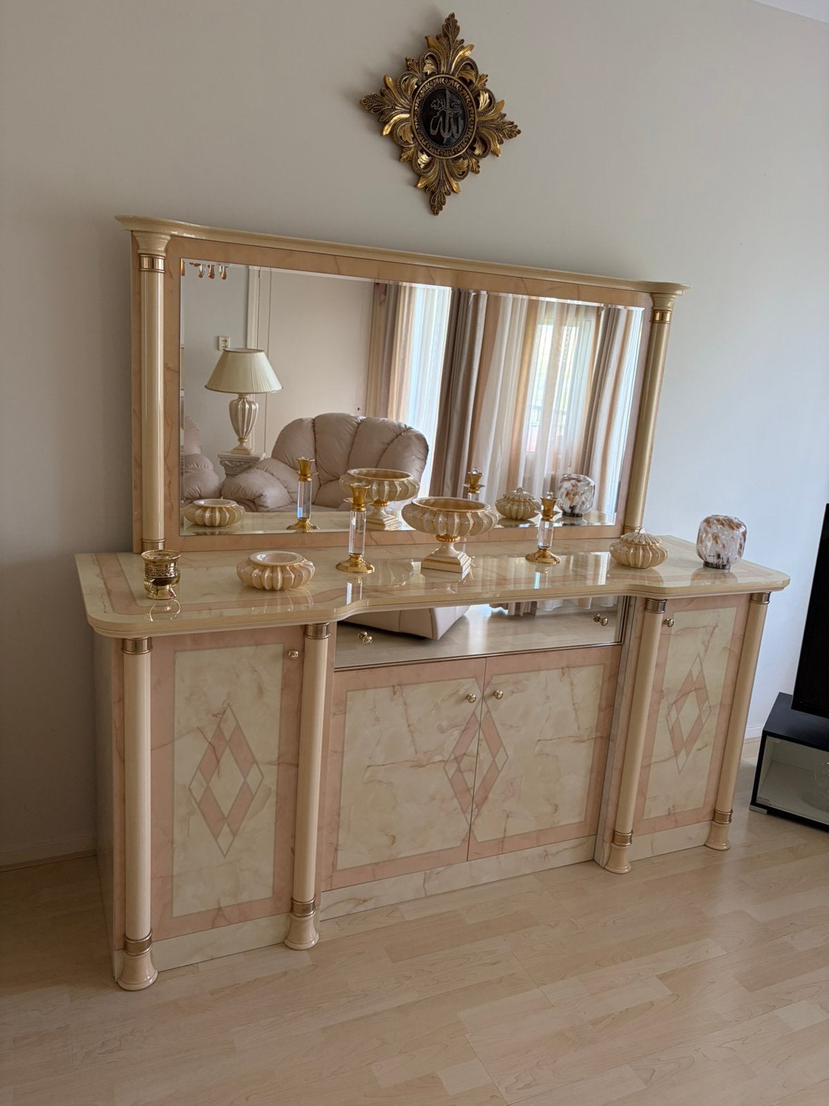 Klassiek dressoir met grote spiegel – €100, Ophalen