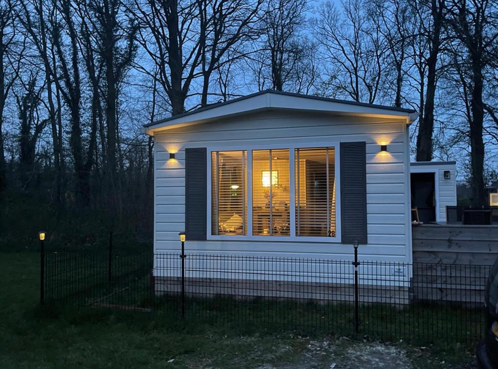 Mooie chalet op landgoedcamping Nienoord, Tot en met 4
