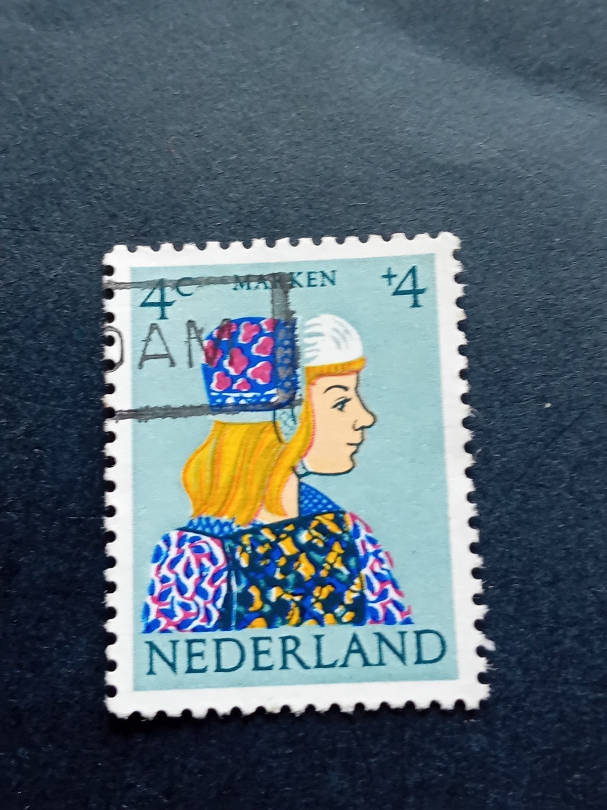 Nederlandse postzegel met traditionele klederdracht, Postzegels en Munten, Ophalen of Verzenden, Na 1940, Gestempeld