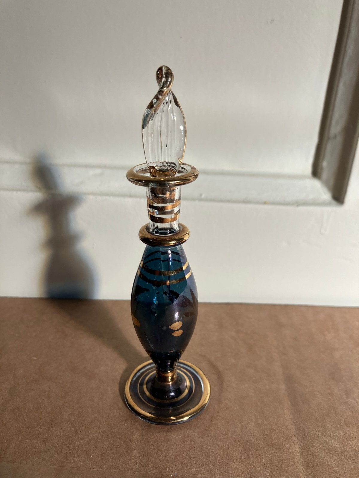 Egyptisch geblazen parfumflesje - Blauw met goudkleur, Ophalen of Verzenden, Zo goed als nieuw, Parfumfles