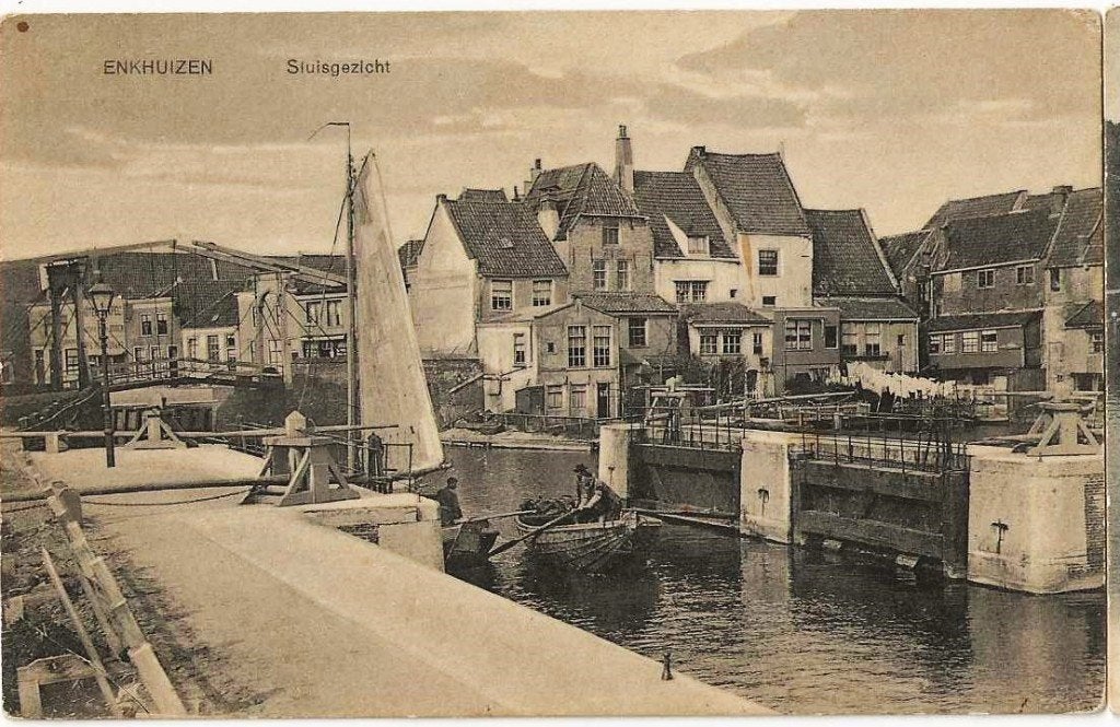 Enkhuizen-275   Visser in de sluis, Verzenden, Voor 1920, Ongelopen, Noord-Holland