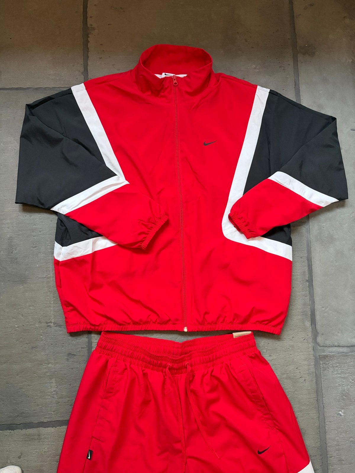 Nike Trainingspak Rood Zwart Wit - Maat L, Maat 52/54 (L), Meerkleurig, Nieuw, Ophalen of Verzenden