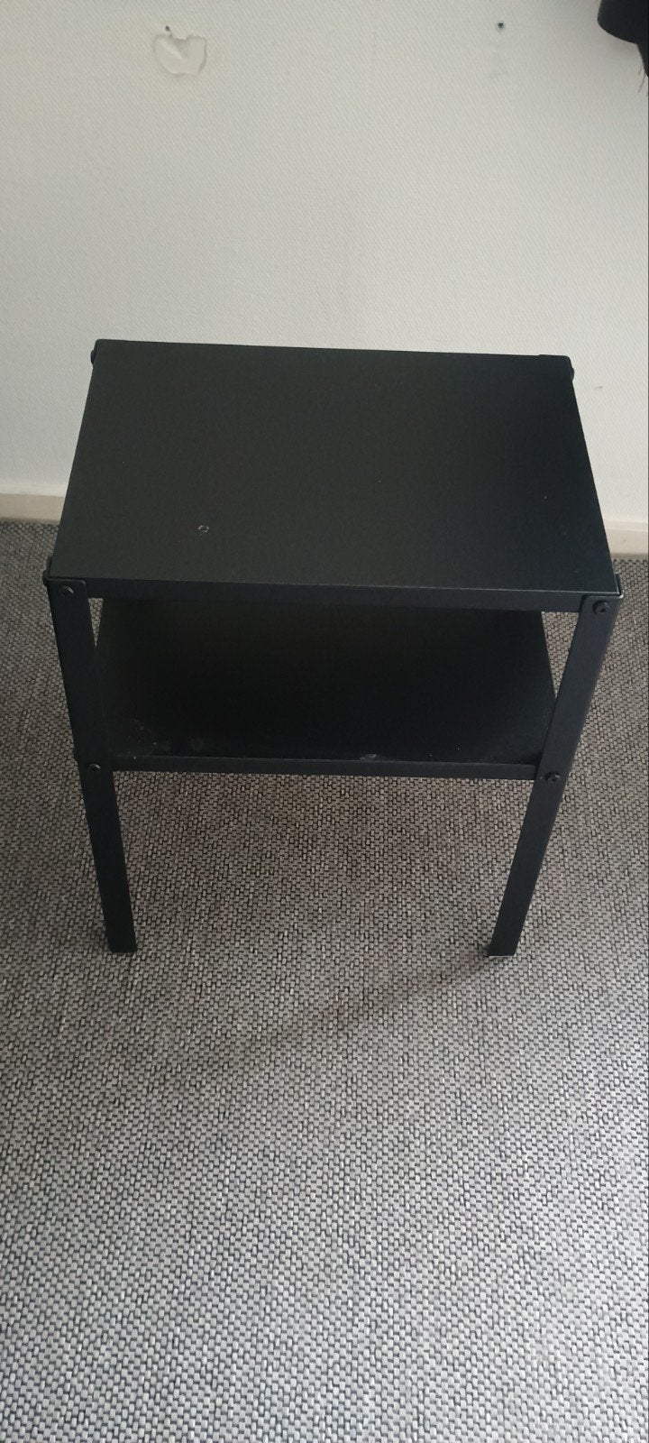 Ikea nachtkastje  -Zwart bijzettafeltje met twee niveaus, Minder dan 55 cm, Gebruikt, Metaal of Aluminium, Modern