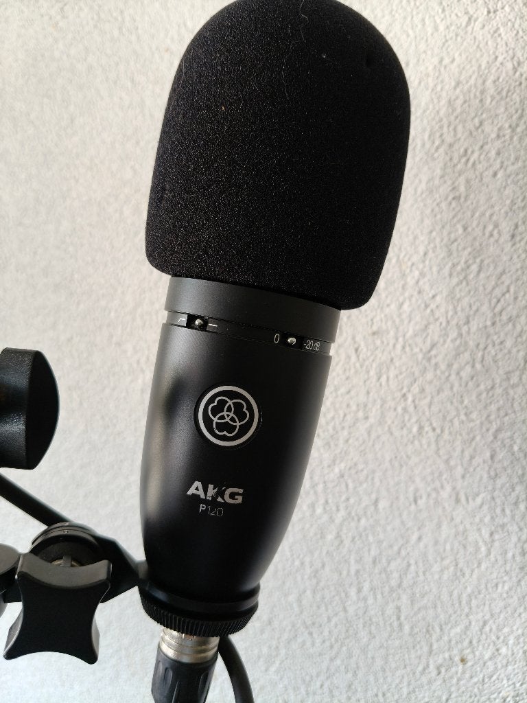 AKG P120 condensator microfoon + klemstandaard, Ophalen of Verzenden, Zo goed als nieuw, Studiomicrofoon