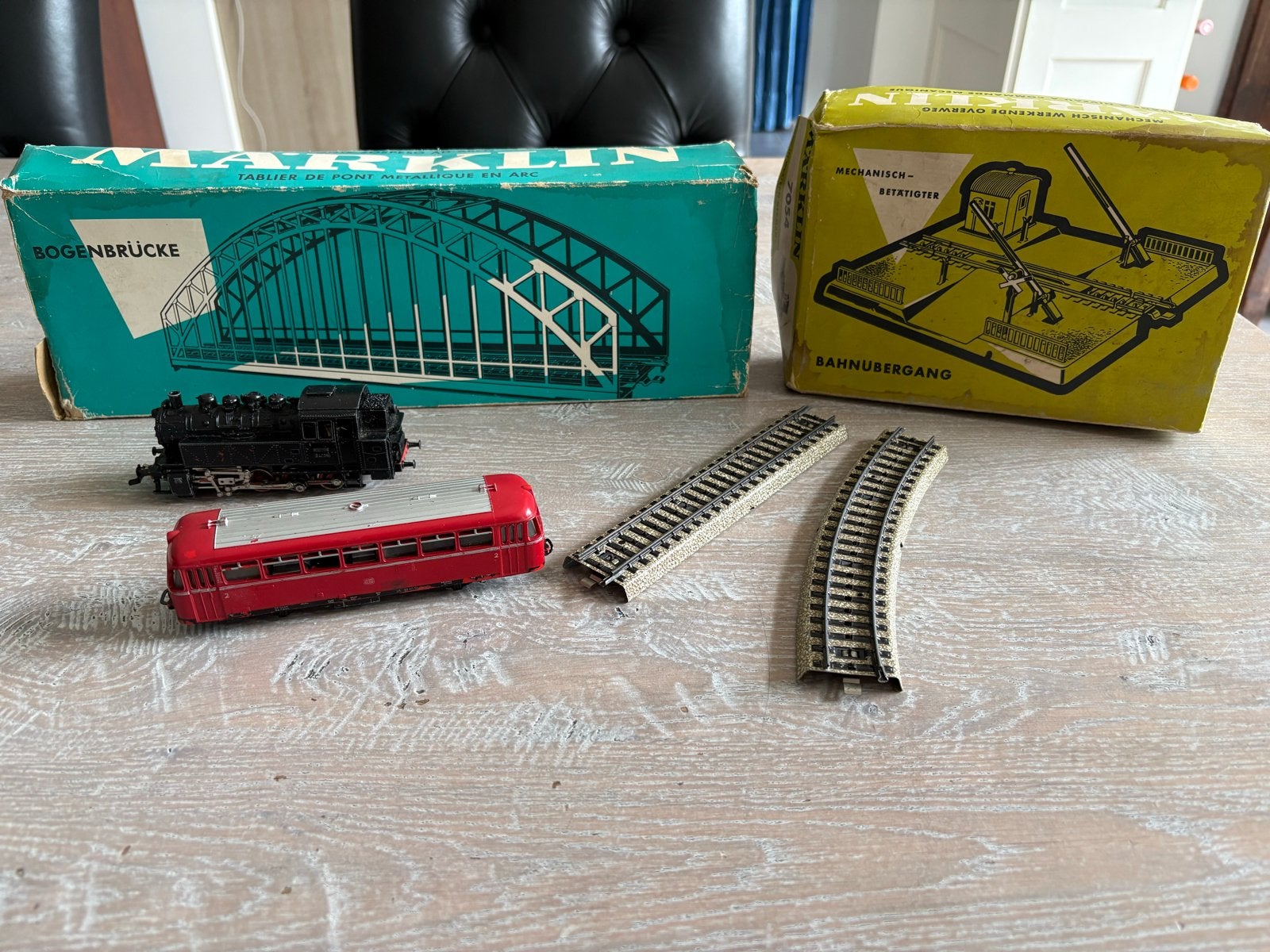 40 stuks Märklin Rails, 2 Locos, Wagon, Brug en Overweg, Ophalen, Wisselstroom, Gebruikt, Locomotief