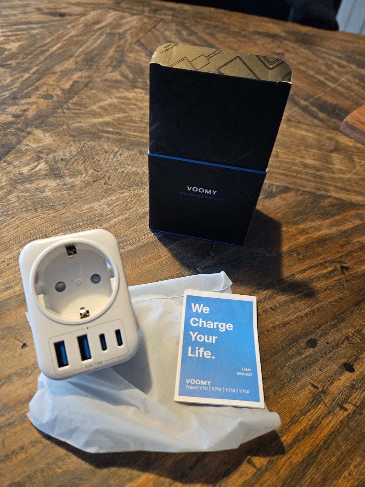 VOOMY Reisadapter met 3 USB-poorten en stopcontact, Universeel, Adapter, Nieuw, Ophalen of Verzenden
