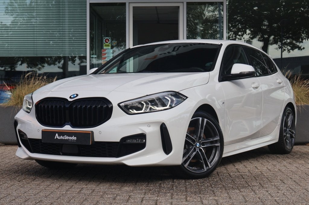 BMW 1-Serie (f40) 118i M-Sport 136pk | LED | Cruise | Climat, Auto's, Dealer onderhouden, 136 pk, Gebruikt, Wit