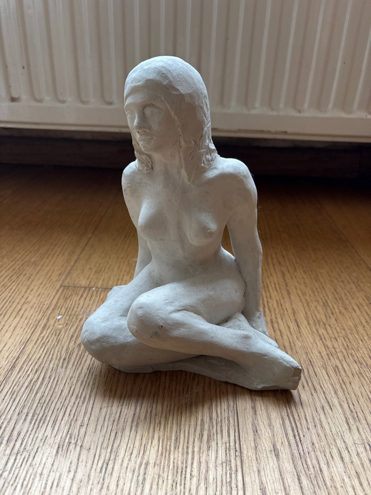 Handgemaakt beeld van zittende vrouw, gips/ klei, Minder dan 20 cm, Gips, Ophalen of Verzenden, Handgemaakt