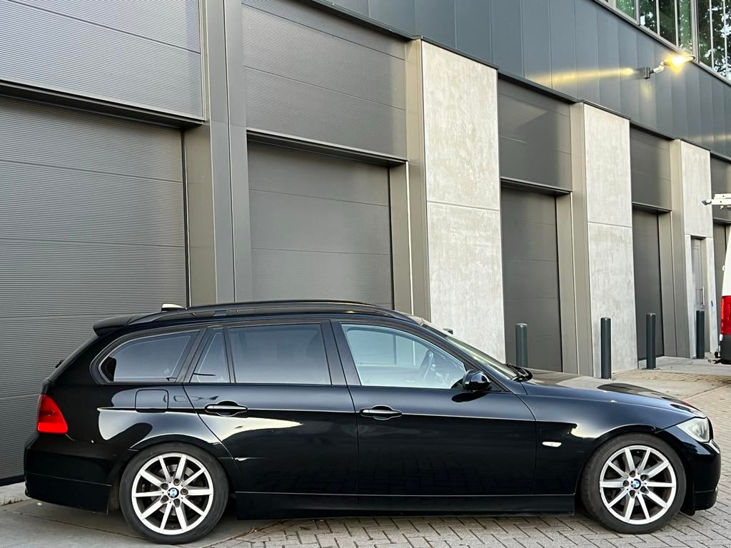 Zwarte BMW 3-Serie 320i E91 Touring 170PK/NieuweAPK/Navi/AC!, 1995 cc, Zwart, 4 cilinders, USB